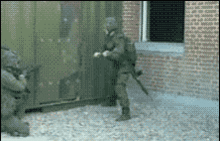 搞笑gif,爆笑沙雕劫匪,简直是干这行的耻辱
