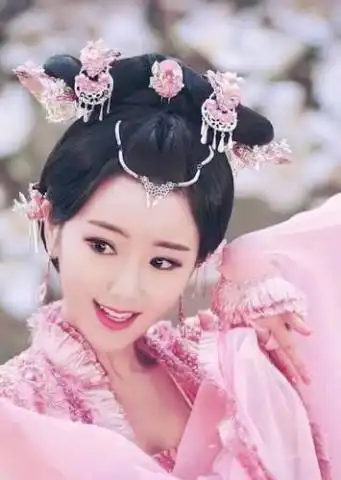 盘点高颜值美女回眸一笑美出新高度
