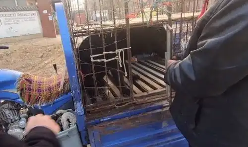 600块,温顺大黑狗在狗贩之间连续被卖3次,狗贩来上吊绳送给它
