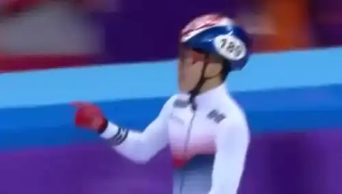 表情2018年平昌冬季奥运会羽生结弦训练场玩耍笑容灿烂的移动表情包...表情
