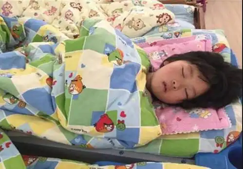 幼儿园午睡头脚相对引起家长不满,老师解释后,家长才平复
