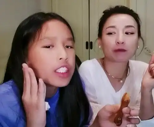 张庭女儿频繁因丑上热搜,看到妈妈儿时照片后,才知是潜力股
