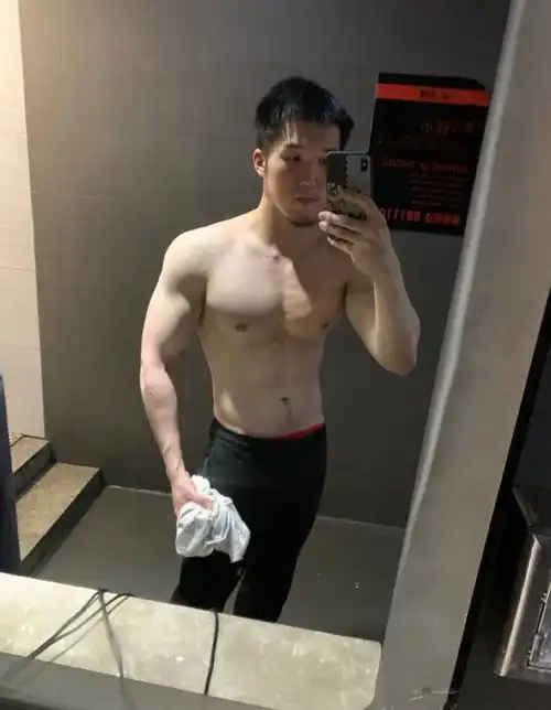 八块腹肌堪比搓衣板,没什么能比大重量做侧平举更令人兴奋
