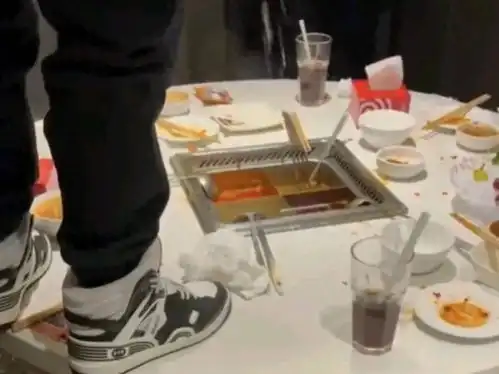 海底捞撒尿门终极爆笑复盘成年人的体面,全碎在火锅里了
