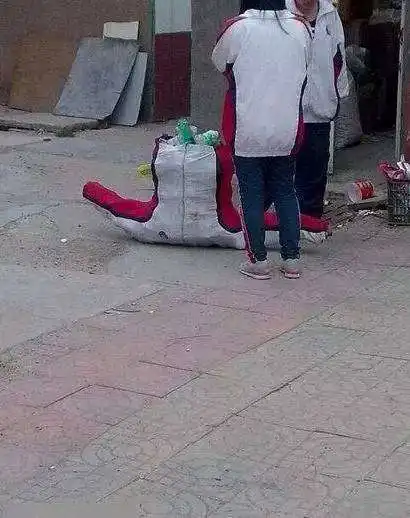 搞笑图片原来校服还有这种操作
