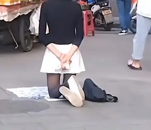 搞笑趣图真是时代变了,要饭的都穿黑丝了
