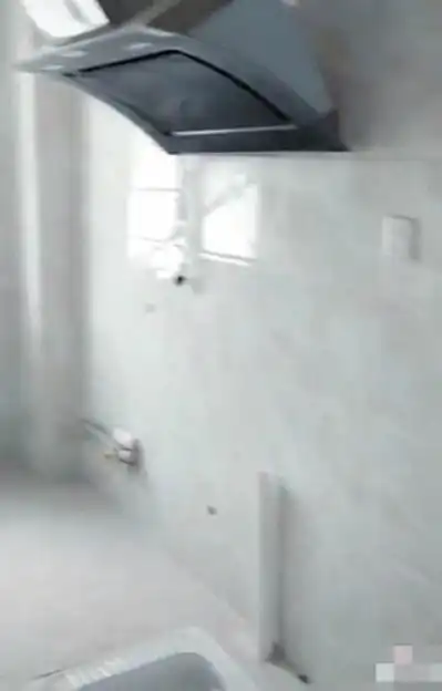搞笑gif图片笑话段子去乡下奶奶家,老婆对奶奶说要吃八个鸡腿
