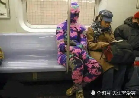 搞笑gif图奇葩,这个鸟长了一张座便器的嘴