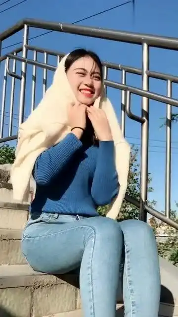 美女搞笑配音很可爱,蓝色上衣搭配牛仔裤很漂亮
