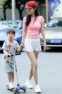 街拍美女小姐姐身材不错吧颜值高身材好就容易迷上这样的美女
