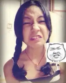 妹子微博晒图模仿表情包网友美女的颜艺真是好
