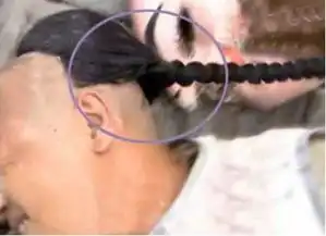 看影视剧中那些穿帮又搞笑的画面,网友假发要掉了,哈哈
