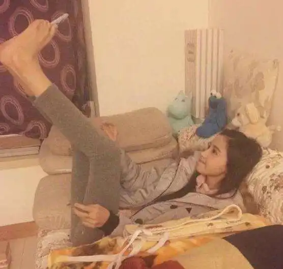 搞笑妹子你就长点心吧,自拍也要注意淑女形象啊
