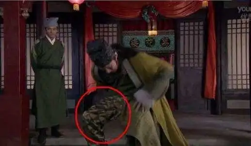 最让人联想的穿帮镜头,baby差点扒下迪丽热巴的裤子,太尴尬
