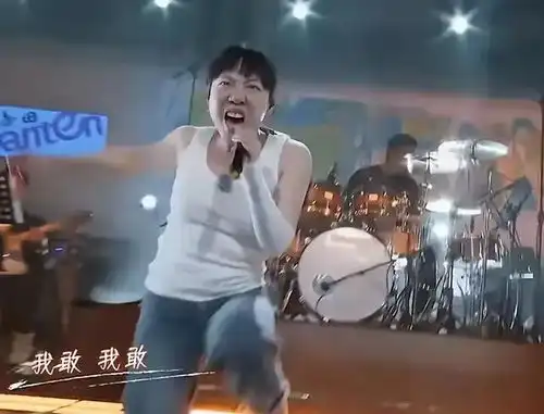 笑死,吴莫愁素颜演唱自信做自己,网友的评论太搞笑了
