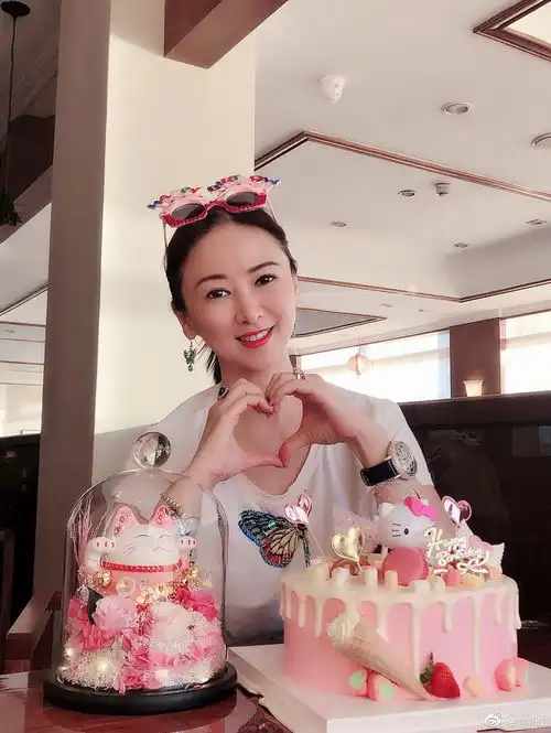 组图翁虹庆祝52岁生日开心晒照透露老公为自己准备惊喜
