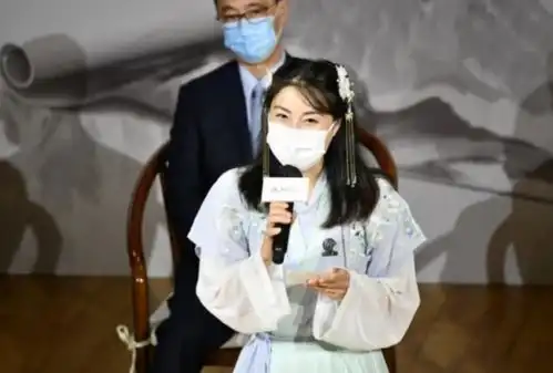 霍启刚携家人海边玩耍,小女儿霍中怡朝大海挥手,小身材又胖又萌