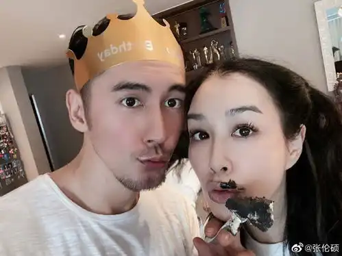 组图张伦硕晒全家福庆祝生日一家人吃蛋糕嘴唇染黑超搞怪
