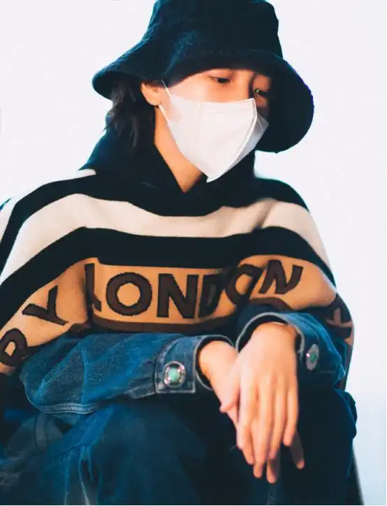再不说周冬雨是平板身材了穿件条纹抹胸礼服,一般人没这腰身比
