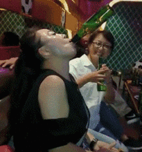 搞笑gif趣图女汉子喝酒,就是如此的豪爽,和别人与众不同
