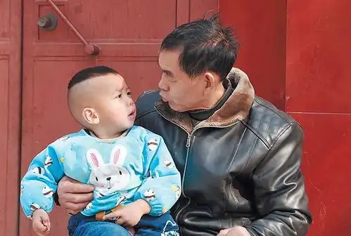 搞笑图片幽默段子笑话老哥,你们是拿生命在斗地主啊
