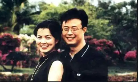 央视前主持人白燕升新婚妻子瘫痪仍不离不弃,她冒生命危险来报答
