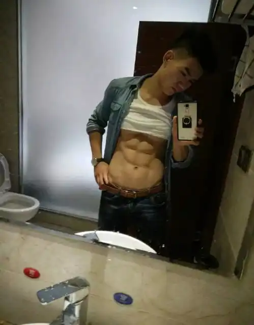 健身宛如整形师,从194斤胖子到八块腹肌型男,节假日也不休息
