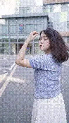 搞笑gif趣图阿姨,我不是嫌弃你,你这样做弄得我十分尴尬
