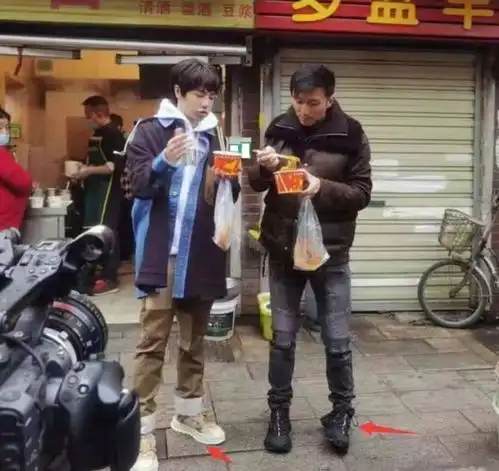 网友滑雪偶遇谢霆锋,戴墨镜帅气十足,与粉丝合影暴露真实身高

