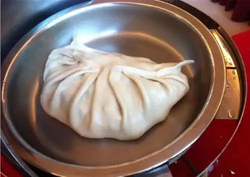 同事来家做客吃饭,媳妇只包了2个饺子,出锅后同事愣住了
