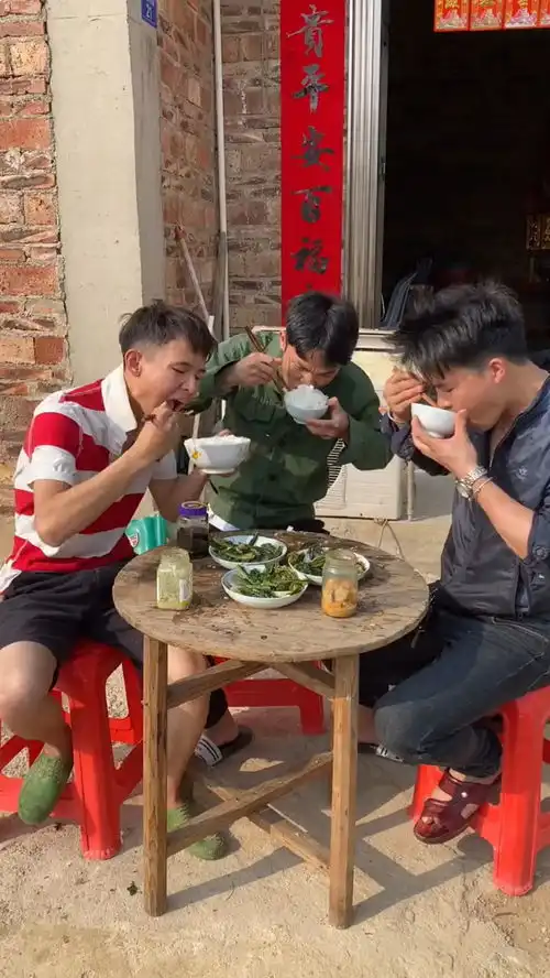 这是饿了几天了,像没吃过一样搞笑
