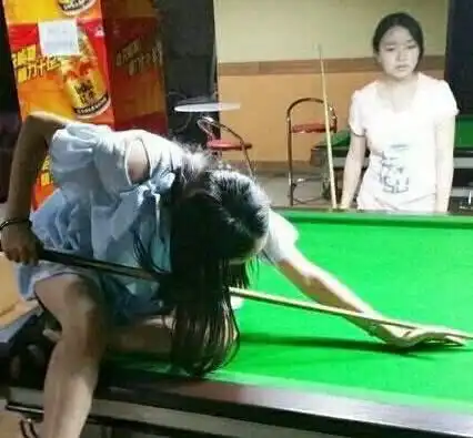 妹子,你这打台球的姿势太女汉子了,我就喜欢这样的
