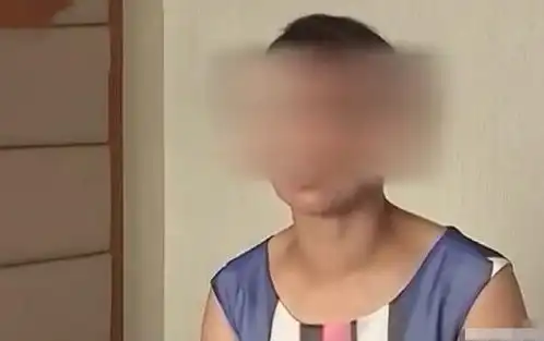 丈夫告诉妻子,不要和女邻居交往,背地里却偷偷和她搞上了
