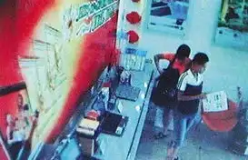 男子闯红灯脱裤耍赖盘点雷人囧事12
