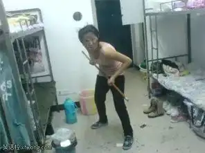 翘臀美女独有的玩手机姿势
