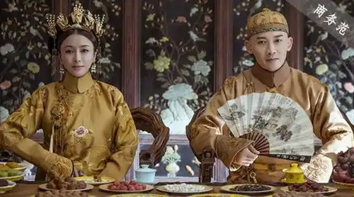 延禧攻略的造型是来搞笑的吗高贵妃和猪八戒撞衫佘诗曼穿黑斗篷黑化,皇后装扮素雅
