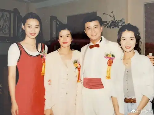 组图林依轮晒照庆结婚25周年妻子西华罕见出镜气质依然
