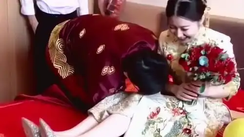 新郎你是来搞笑的吗,一晚上看不见新娘就成这样子了,让我好无语啊
