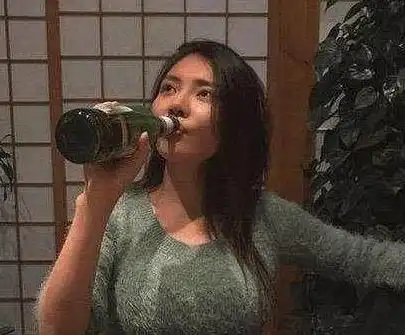 搞笑图片幽默段子笑话看到身后的高楼,我知道你们不会缺钱了
