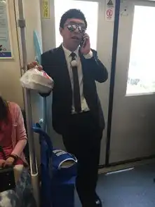 黄渤地铁蹭盒饭卖唱网友这是给人送外卖么