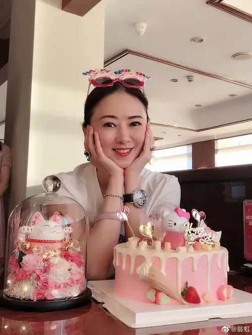 组图翁虹庆祝52岁生日开心晒照透露老公为自己准备惊喜
