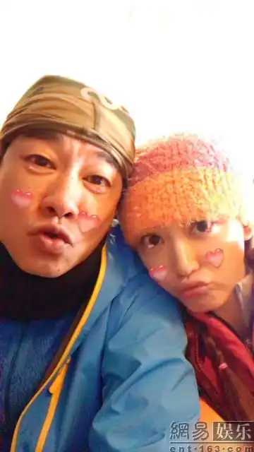 又撒狗粮应采儿陈小春元宵节晒搞怪自拍
