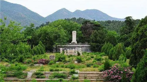 明朝使团赴北京与清朝议和,递交国书受辱,欲拜祭崇祯陵墓而不得
