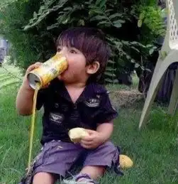 幽默段子搞笑图片一对老人翻看年轻时的照片后感慨万千
