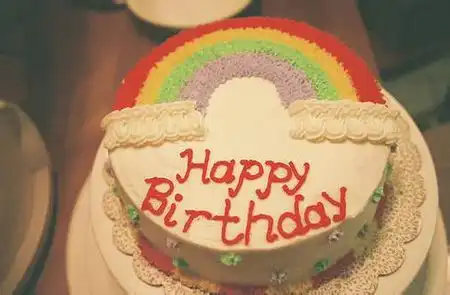三十岁生日怎么过美国女生扮公主砸蛋糕
