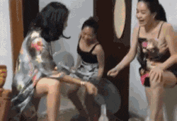 女朋友出差回来背后成了这样,是有什么事情瞒着我吗哈哈哈哈
