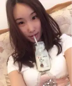 搞笑图片被不安分的美腿抢镜了