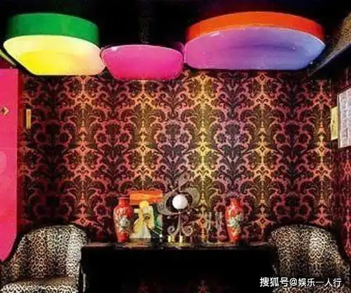 大张伟晒出自己住的房子,装修也太搞笑了,我还以为走进夜店了
