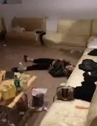 搞笑gif你喝了多少酒才能醉成这样这下丢人丢大了
