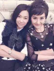 徐静蕾热依扎后台搞怪自拍网友美女有颜任性
